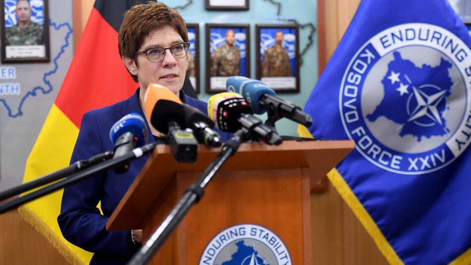Verteidigungsministerin Kramp-Karrenbauer im Kosovo