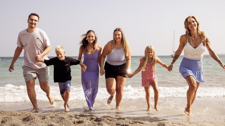 Daniela Büchner (r.) mit ihren Kindern Volkan (v.l.), Diego, Jada, Joelina und Jenna.