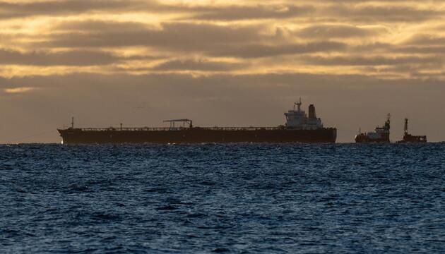 Der manövrierunfähige Tanker "Eventin" gehört aut Greenpeace ebenfalls zur Schattenflotte