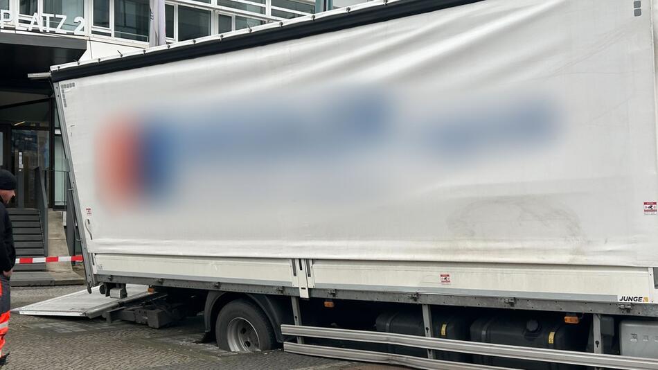 Lkw bricht ein am Ernst-Reuter-Platz in Berlin