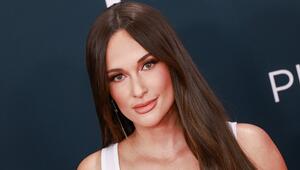 Kacey Musgraves berichtet bei Instagram über ihren Rippenbruch.