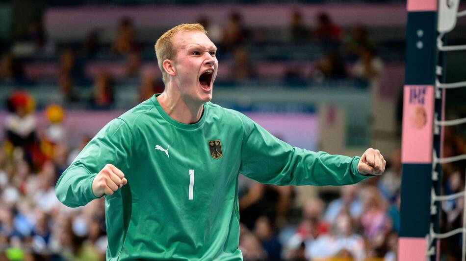 Der deutsche Handball-Nationaltorwart David Späth feiert seine seiner Paraden gegen Spanien