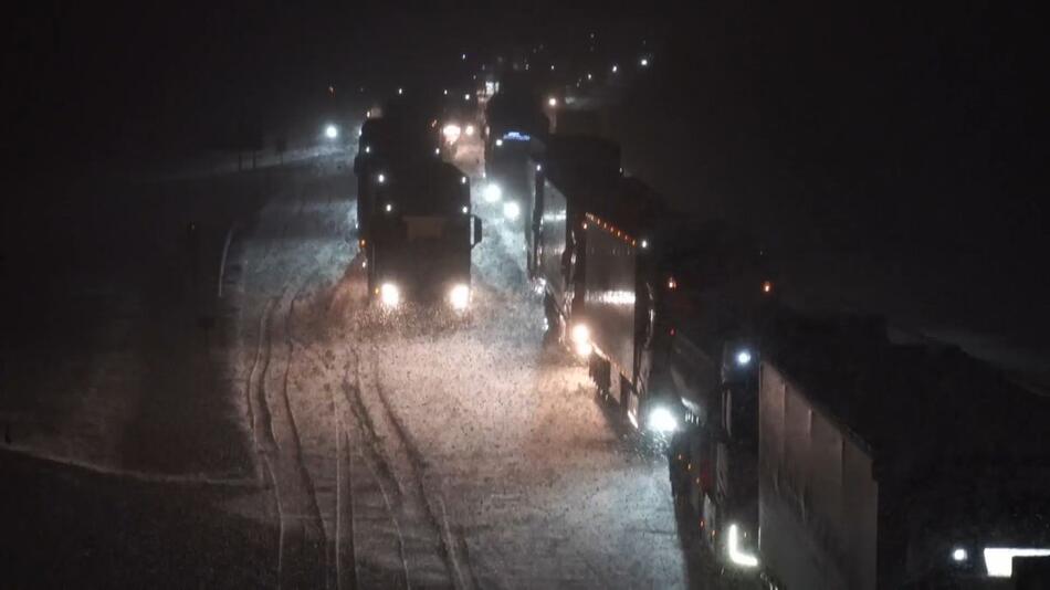 Winterchaos auf der A3: Lkw-Stau legt Verkehr lahm