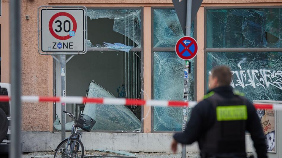 Schwere Schäden durch mutmaßliche Kugelbombe