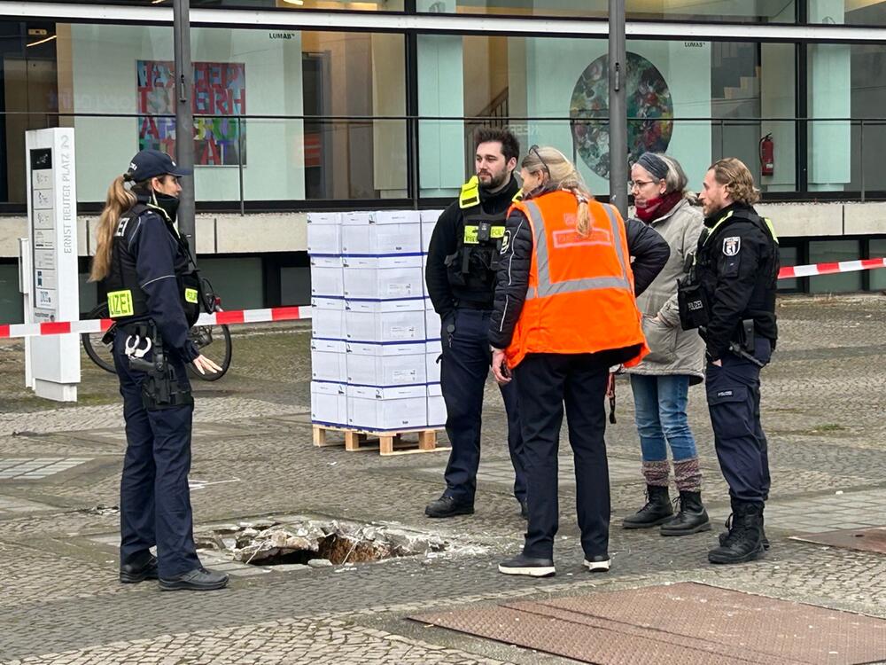 Lkw bricht ein am Ernst-Reuter-Platz in Berlin