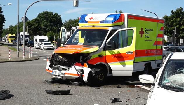 Unfall bei Hamburg: Rettungswagen und Kleinwagen kollidieren