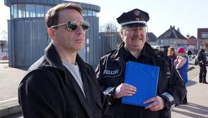 "Dünentod - Ein Nordsee-Krimi: Die große Freiheit": Tjark Wolf (Hendrik Duryn, l.) und Torsten ...