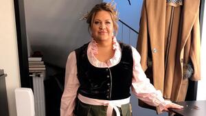 Ilka Bessin tauscht pinken Jogger gegen Tracht