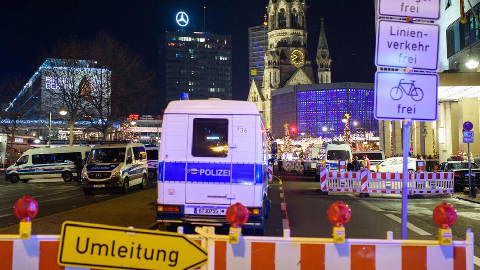 Polizei räumt Weihnachtsmarkt an Berliner Gedächtniskirche