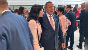 Altkanzler Gerhard Schröder mit seiner Ehefrau am Dienstag im Niedersächsischen Landtag.