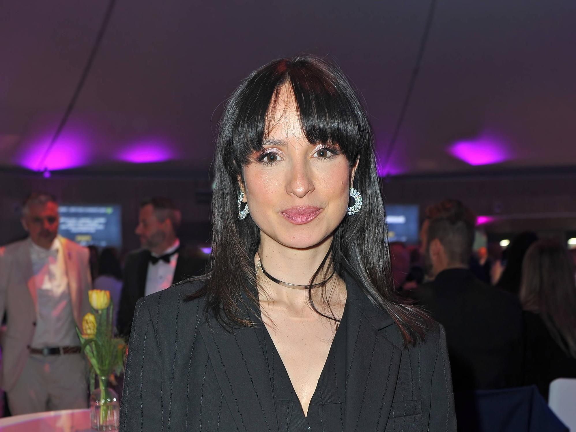 Stephanie Stumph inszeniert ihren Babybauch mit Humor | WEB.DE