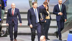 Klingbeil mit Schiene im Bundestag