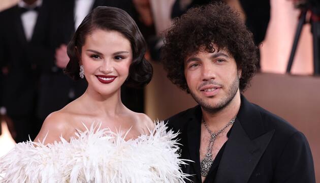 Selena Gomez und Benny Blanco machten ihre Beziehung im Dezember 2023 offiziell.