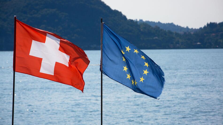 Flagge von EU und Schweiz