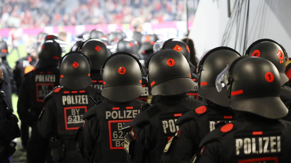 Polizisten in der Allianz Arena.