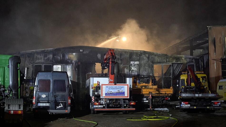 Großeinsatz in Berlin-Reinickendorf: Lagerhallen brennen