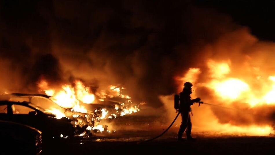 Etwa 50 Autos in Brand: Feuer auf niederländischem Urlauber Parkplatz