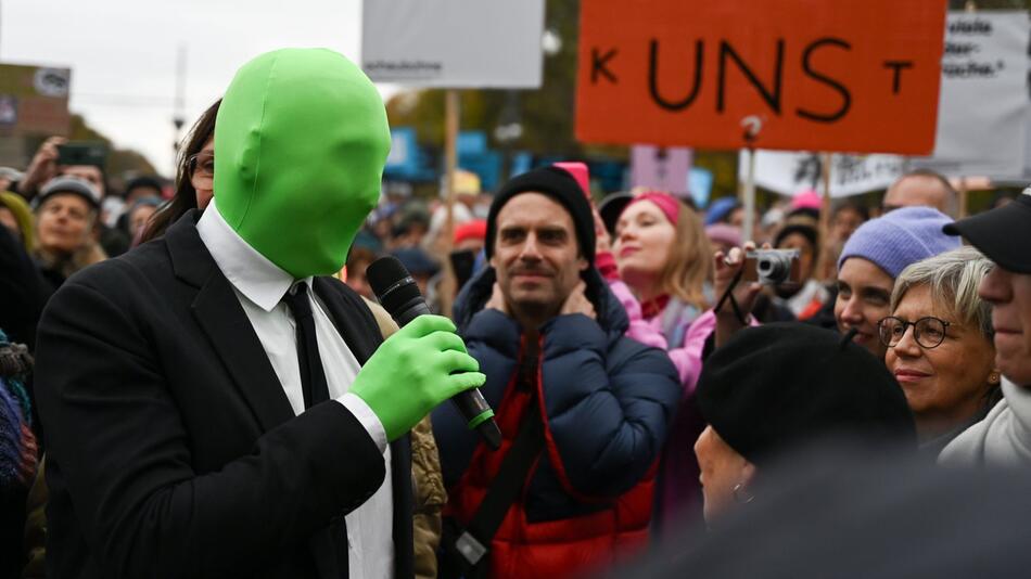 Demonstration gegen Kürzungen im Kulturbereich in Berlin