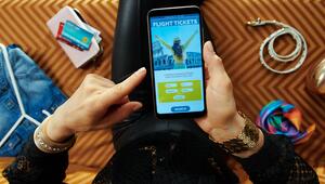 Frau bucht Flug am Handy