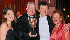 Robert Aramayo (2.v.r.) feiert seinen Triumph mit Schwester Laura sowie seinen Eltern Michael ...