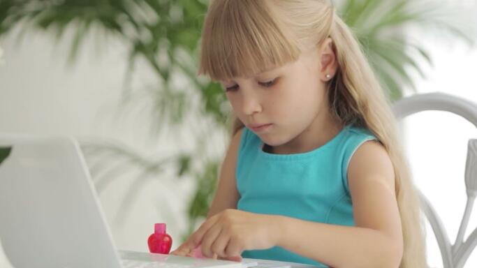 So gefährlich ist Nagellack für Kinder