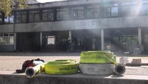 Schulzentrum in Ekrath in Flammen: Feuerwehr weiterhin im Einsatz
