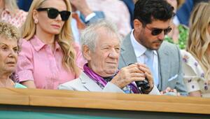 Bestens ausgestattet: Sir Ian McKellen samt Fernglas bei der Wimbledon-Partie von Laura Siegemund.