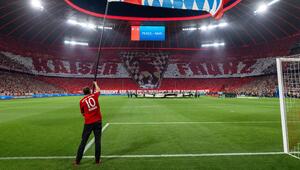 Die Choreo der Bayern-Fans zu Ehren von Franz Beckenbauer.
