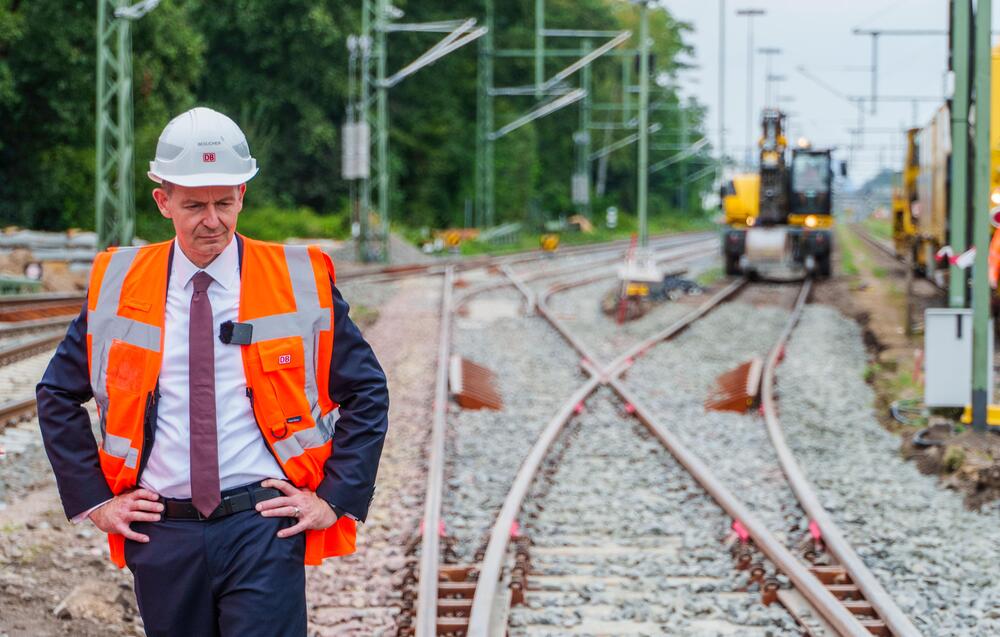 Verkehrsminister Volker Wissing auf einer Baustelle der DB