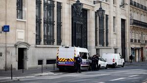 Polizeibeamte stehen vor dem Gebäude der Bank of America in Paris.