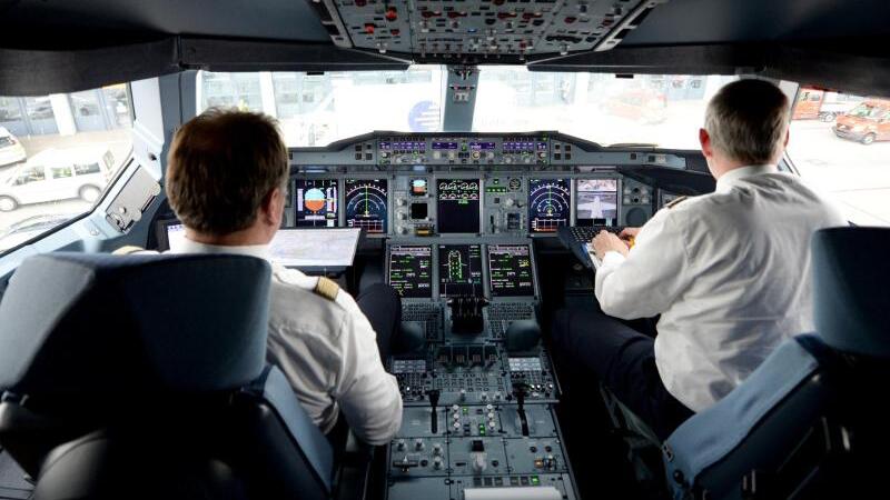 Piloten in einem Cockpit
