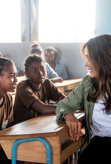 Tessa Page unterhält sich mit Schülerinnen in einer Schule in Madagaskar