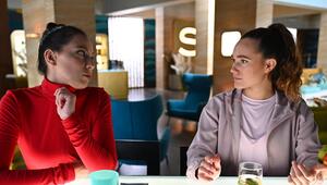 "Alles was zählt": Joana (r.) gerät unter Druck, als ihr Charlie (l.) das Messer auf die Brust ...