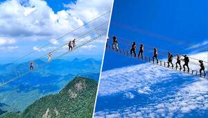 370 Meter in die Tiefe: Touristen klammern sich an steile Felstreppe im Osten Chinas