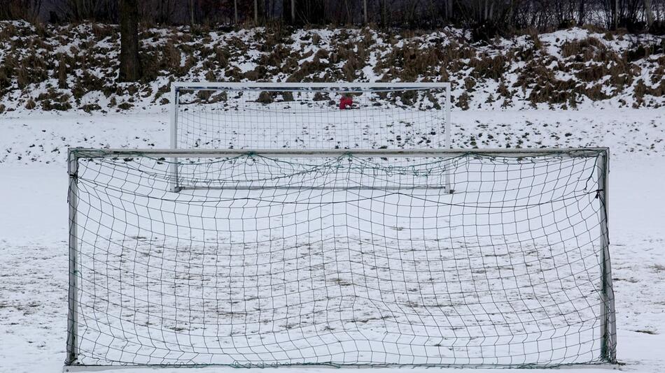 Fußballplatz im Schnee