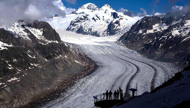 Menschen genießen die Aussicht auf den Aletschgletscher in der Nähe von Goms.  