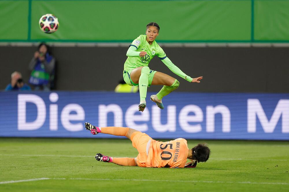 Sveindis Jonsdottir vom VfL Wolfsburg springt am 30. März 2023 über PSG-Keeperin Sarah Bouhaddi
