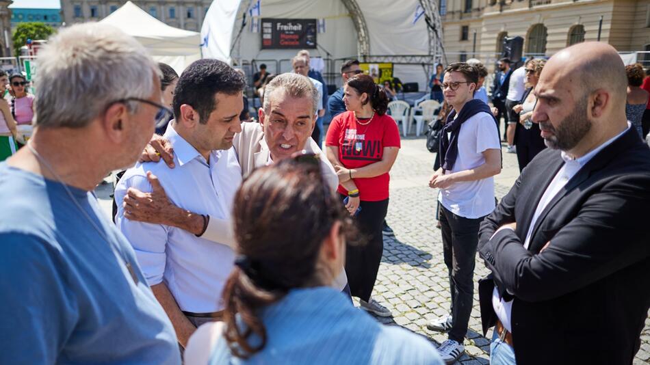 Prominente besuchen "Platz der Hamas-Geiseln“