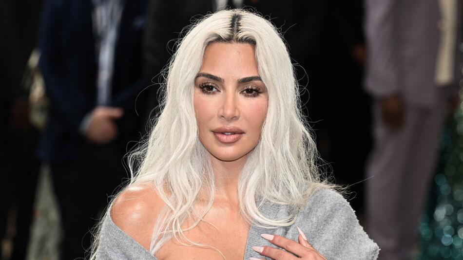 Wurde 2016 Opfer eines traumatischen Überfalls: Kim Kardashian.