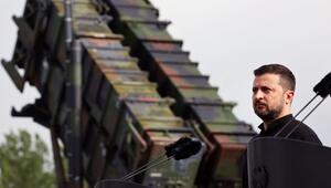 Wolodymyr Selenskyj vor einem Flugabwehrsystem Patriot