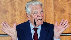 Gauck: Wenn Merz zurücktritt, "wäre er ein politischer Volltrottel"