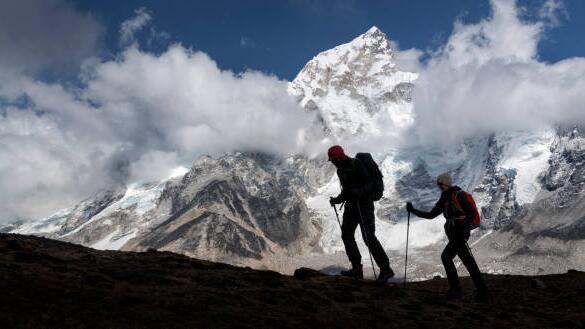 Zwei Bergsteiger im Himalaya Gebirge.