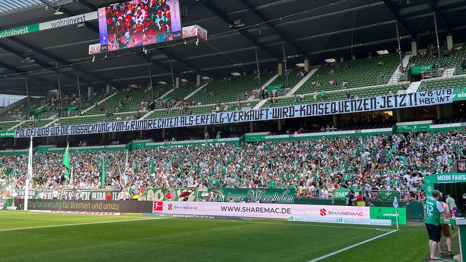 Werder Bremen: Banner gegen Polizeieinsatz in Wolfsburg