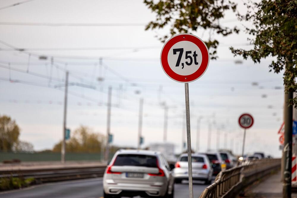 Düsseldorfer Südbrücke für Fahrzeuge über 7,5 Tonnen gesperrt