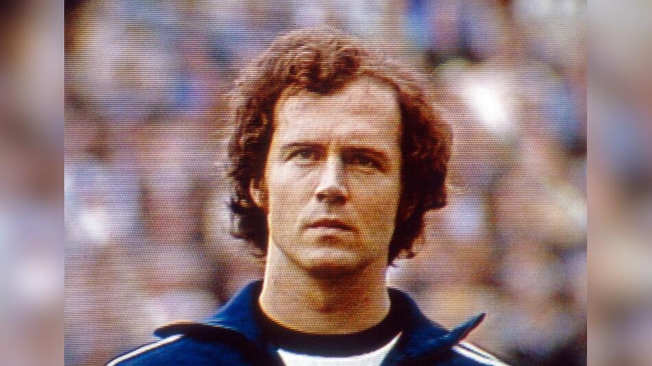 Franz Beckenbauer ist zweifellos der größte Fußball-Star, den Deutschland bislang hervorbringen ...