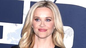 Reese Witherspoon turtelt mit einem deutschen Geschäftsmann vor der südfranzösischen Küste.