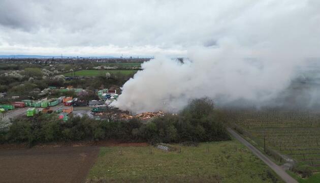 Bei Mannheim: Brennender Müllhaufen sorgt für riesige Rauchsäule