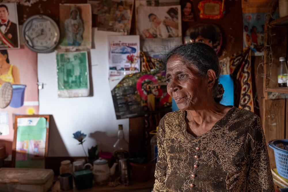 Eine ältere Dame in ihrem Haus im Ecovillage Ankaranabo