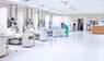 Moderne Intensivstation mit Krankenhausbetten und medizinischem Personal