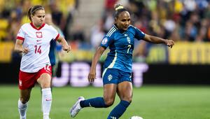 Polens Dominika Grabowska and Schwedens Madelen Janogy kämpfen um den Ball.